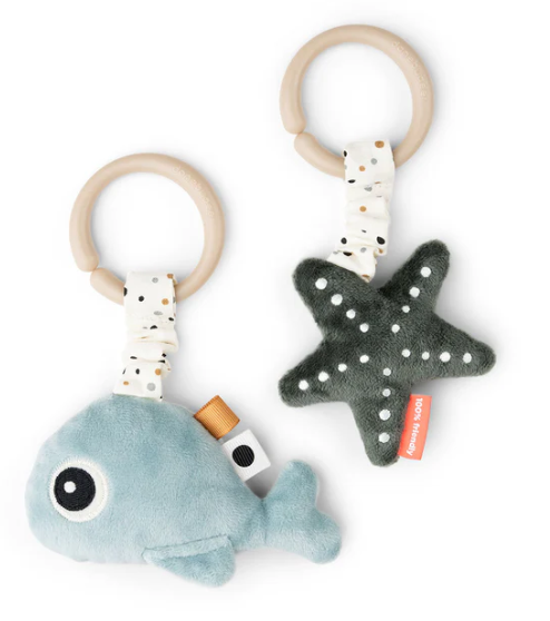 Juguete sensorial para colgar Wally de Done by deer Azul