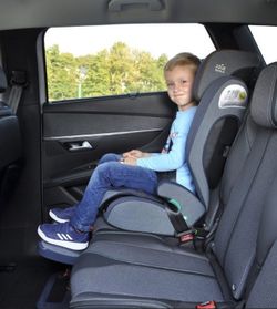 Reposapiés universal para coche KneeGuard Kids 4